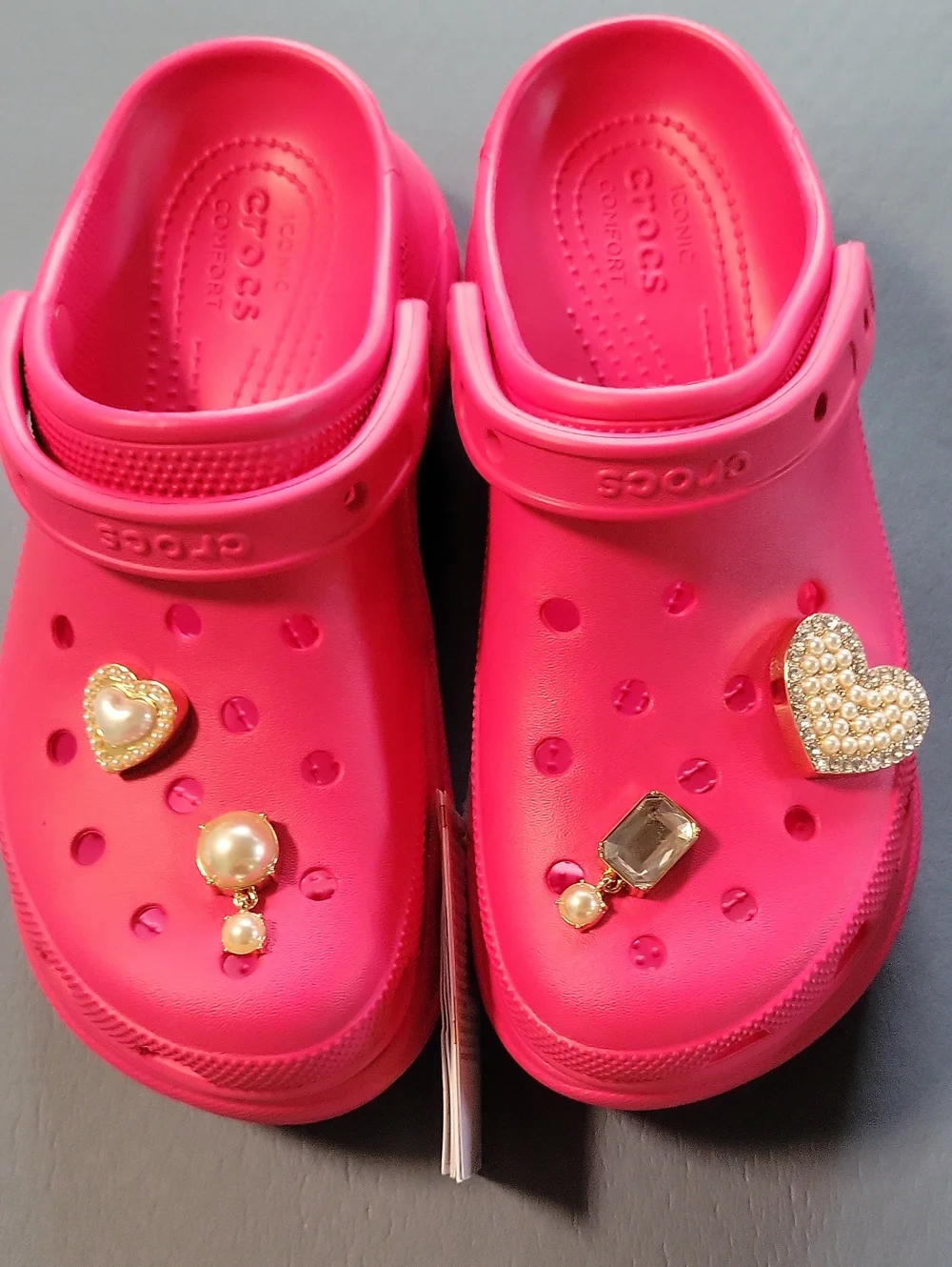 Crocs clásicos para mujer con plataforma en color rosa vibrante. Totalmente Nuev